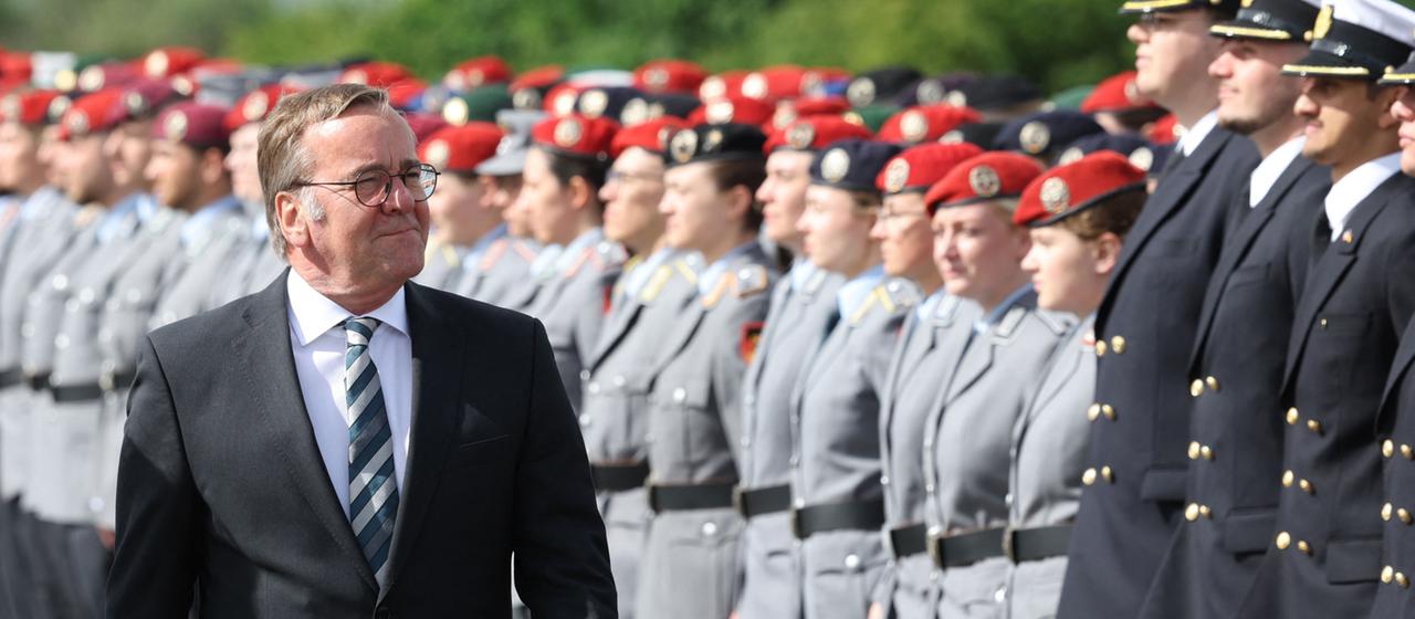 Verteidigungsminister Pistorius vor Soldaten an der Universität der Bundeswehr in München
