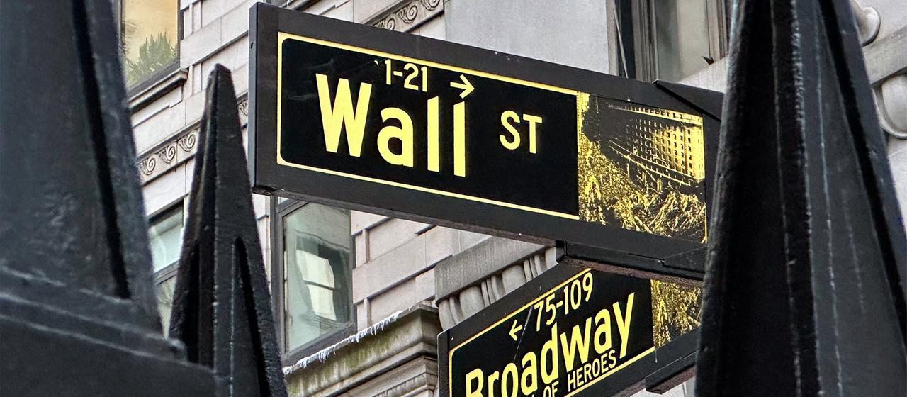 Schilder, die die Kreuzung von Wall Street und Broadway im New Yorker Finanzviertel markieren.
