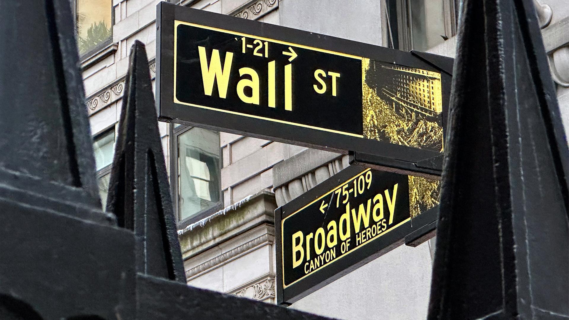 Schilder, die die Kreuzung von Wall Street und Broadway im New Yorker Finanzviertel markieren. | picture alliance / ASSOCIATED PR