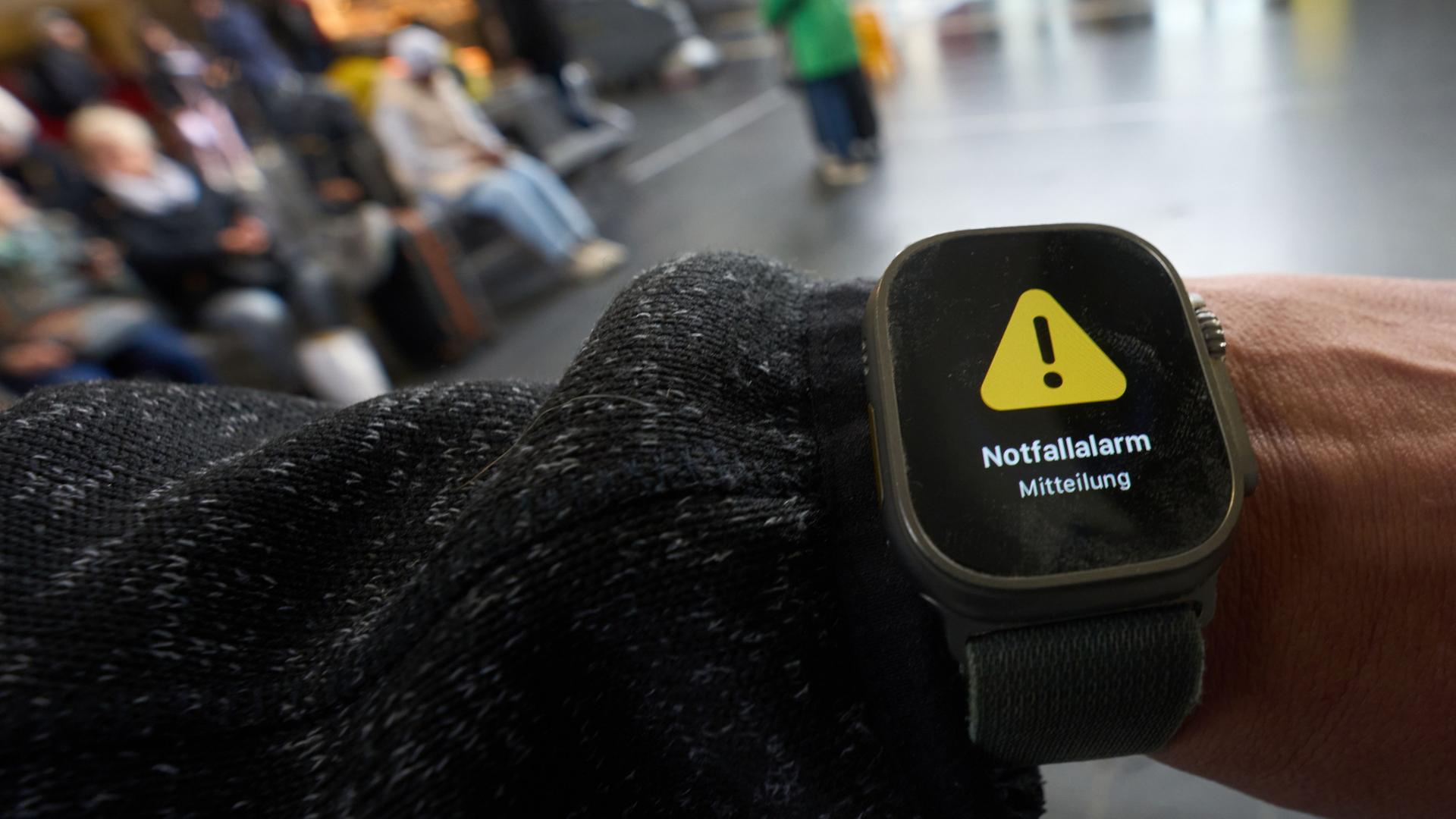 Eine Meldung zum Warntag wird auf einer Smartwatch angezeigt. | Thomas Frey/dpa