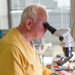 Ein Senior arbeitet in seiner Elektronik-Werkstatt. 