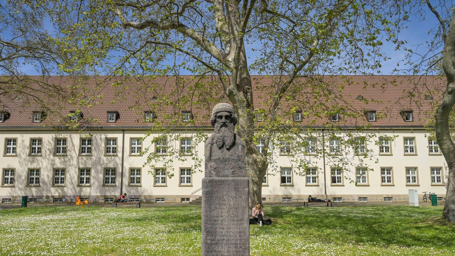 Büste von Johannes Gutenberg auf dem Campus der Mainzer Uni. Die Johannes--Gutenberg-Universität in Mainz zusammen mit den Hochschulen in Frankfurt und Darmstadt als Exzellenz-Uni ausgezeichnet worden.  | IMAGO, Schöning