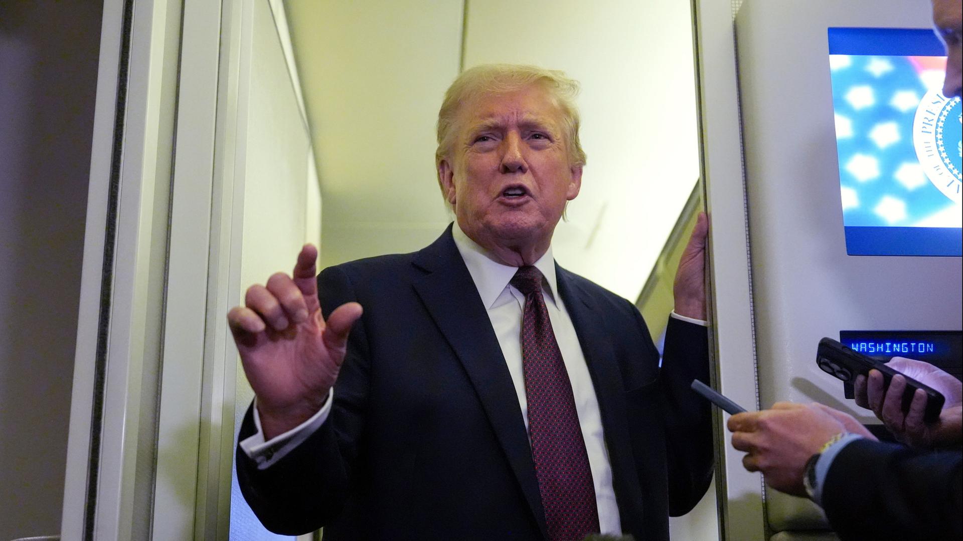 Trump im Flugzeug | AP