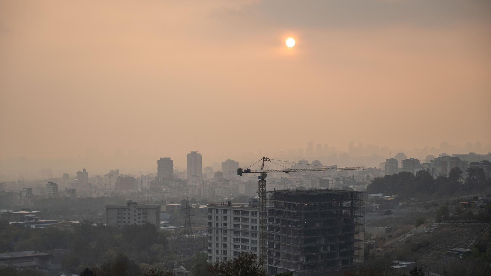 Dichter Smog hängt über der iranischen Hauptstadt Teheran (Archiv) | Arne Immanuel Bänsch/dpa