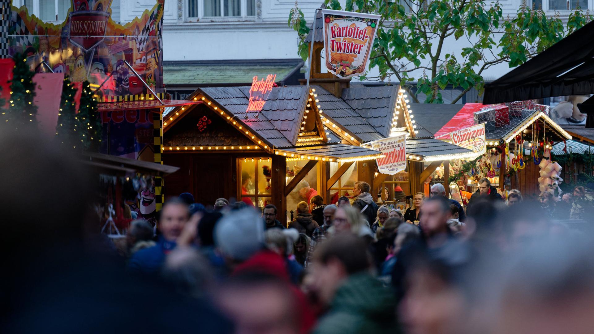 Erster Weihnachtsmarkt in NRW in Essen-Steele eröffnet