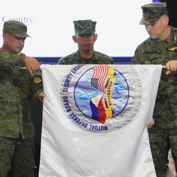 Vertreter der U.S. Marine und des philippinischen Militärs entrollen die Militärübungsflagge namens "Balikatan", ein Tagalog-Wort für "Schulter an Schulter" im Camp Aguinaldo.