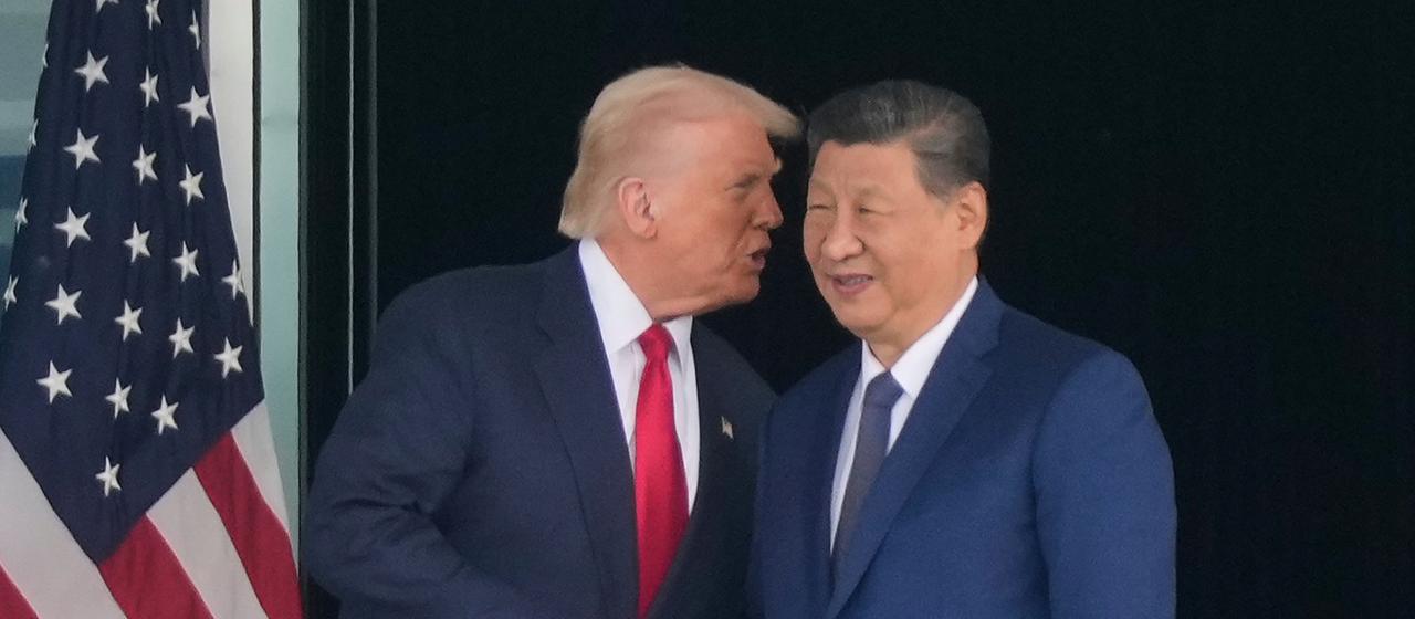 Donald Trump (l.) und Xi Jinping geben sich die Hand