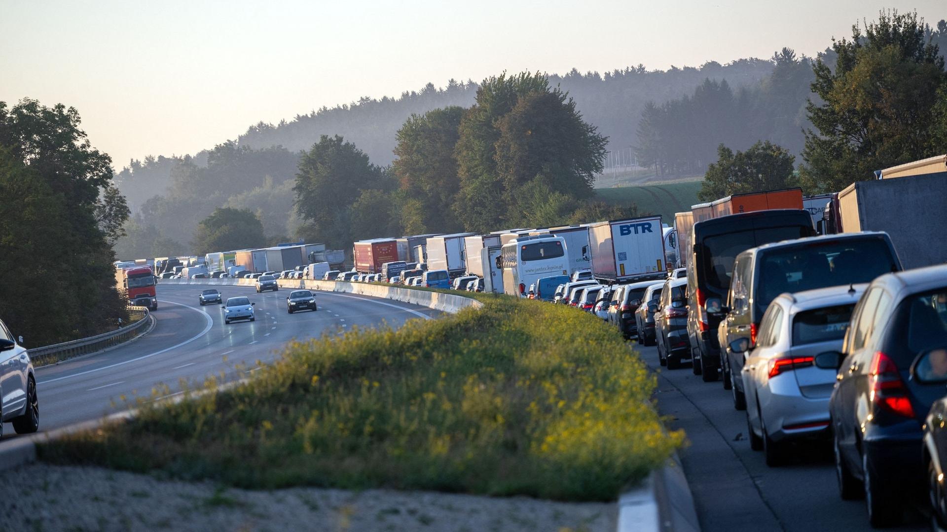 Ohne Genehmigung: Schwertransport legt Autobahn lahm, weil er zu hoch für eine Brücke ist