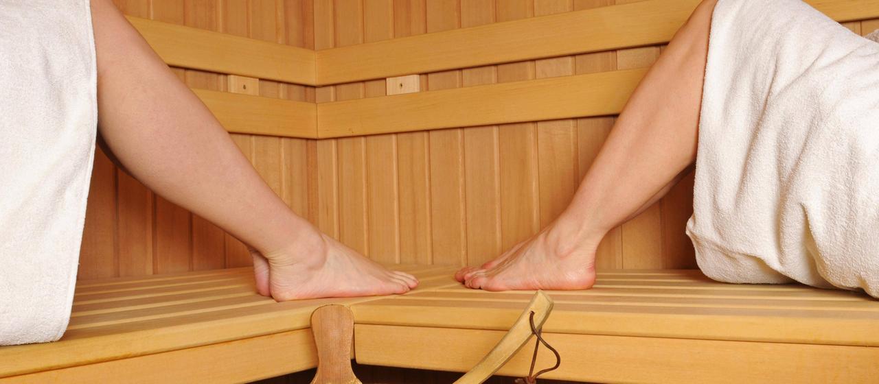 Zwei Frauen in einer Privatsauna