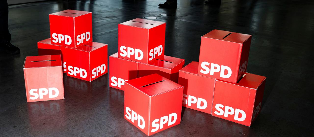 Boxen mit dem SPD-Logo stehen auf dem Boden.