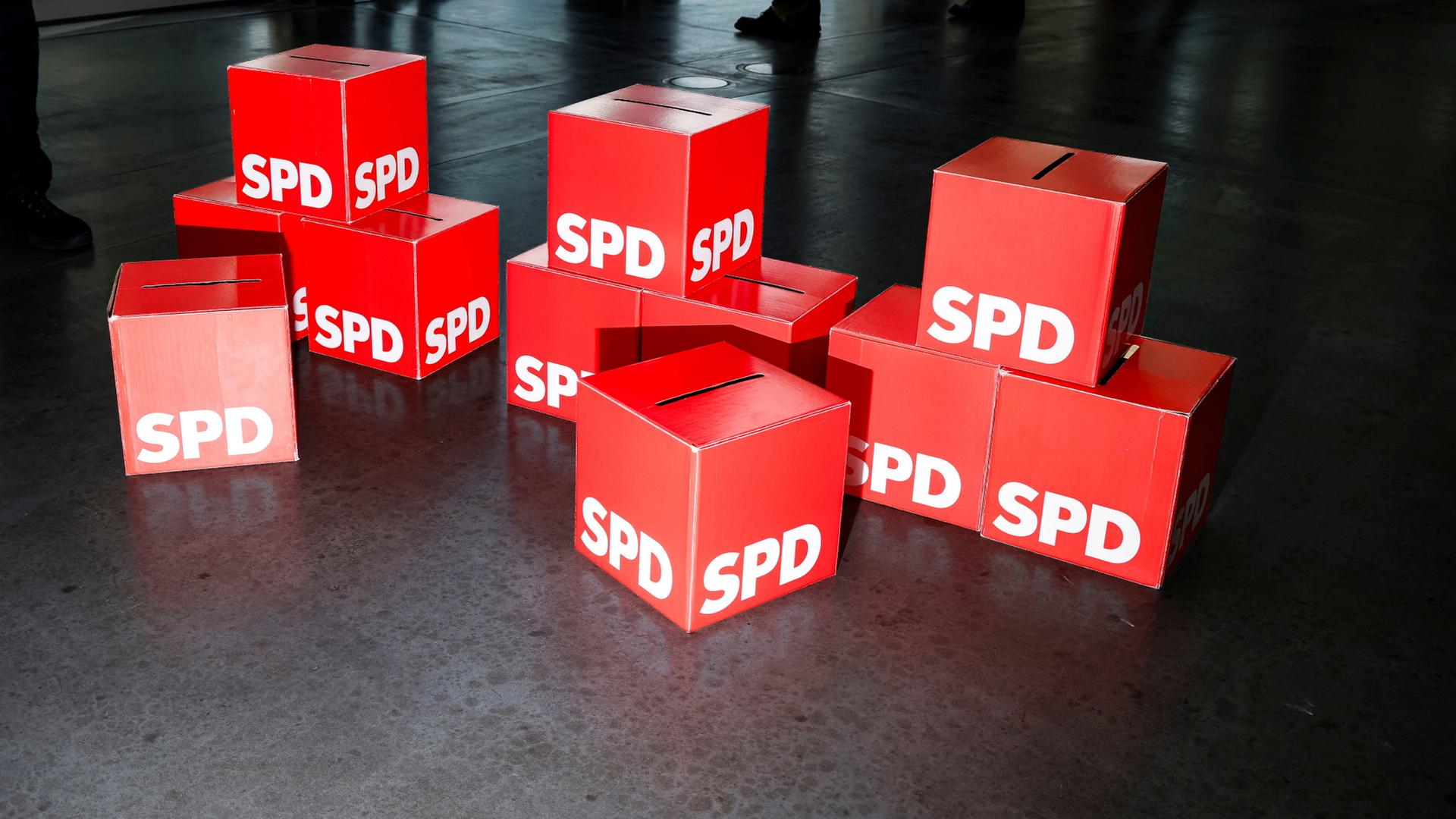 Boxen mit dem SPD-Logo stehen auf dem Boden. | Frank Molter/dpa