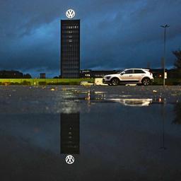 Das VW-Logo leuchtet auf dem Markenhochhaus auf dem Gelände vom VW Stammwerk.