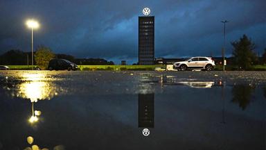 Das VW-Logo leuchtet auf dem Markenhochhaus auf dem Gelände vom VW Stammwerk.