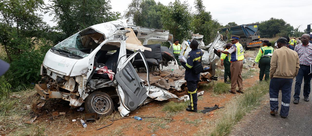 Die Polizei inspiziert den Unfallort zwischen einem Lastwagen und einem Kleinbus.