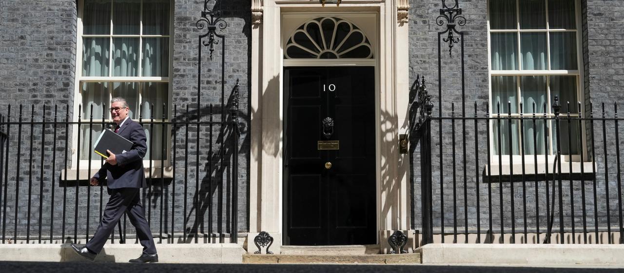 Keir Starmer verlässt Downing Street 10.