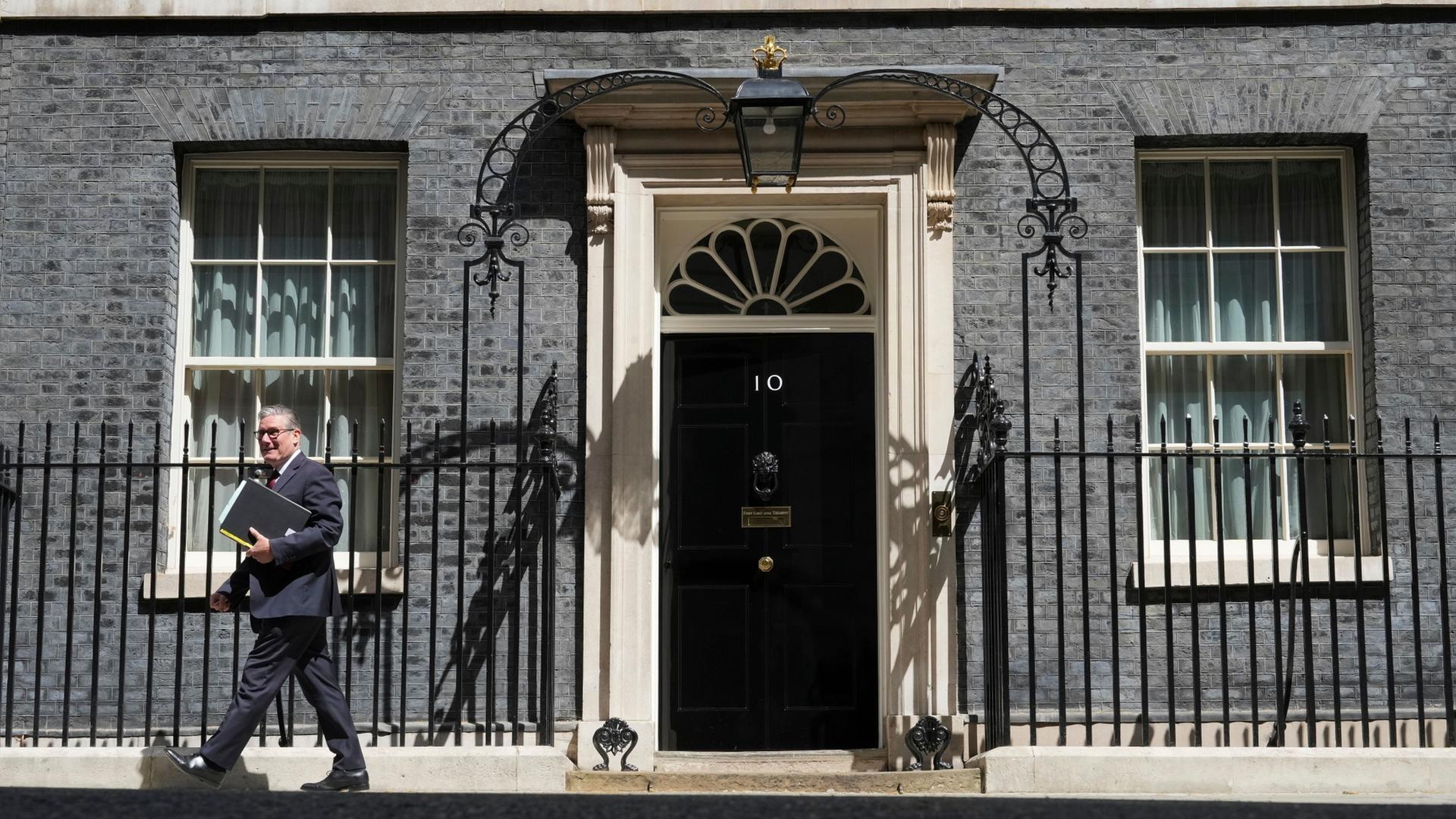 Keir Starmer verlässt Downing Street 10. | Alastair Grant/AP/dpa