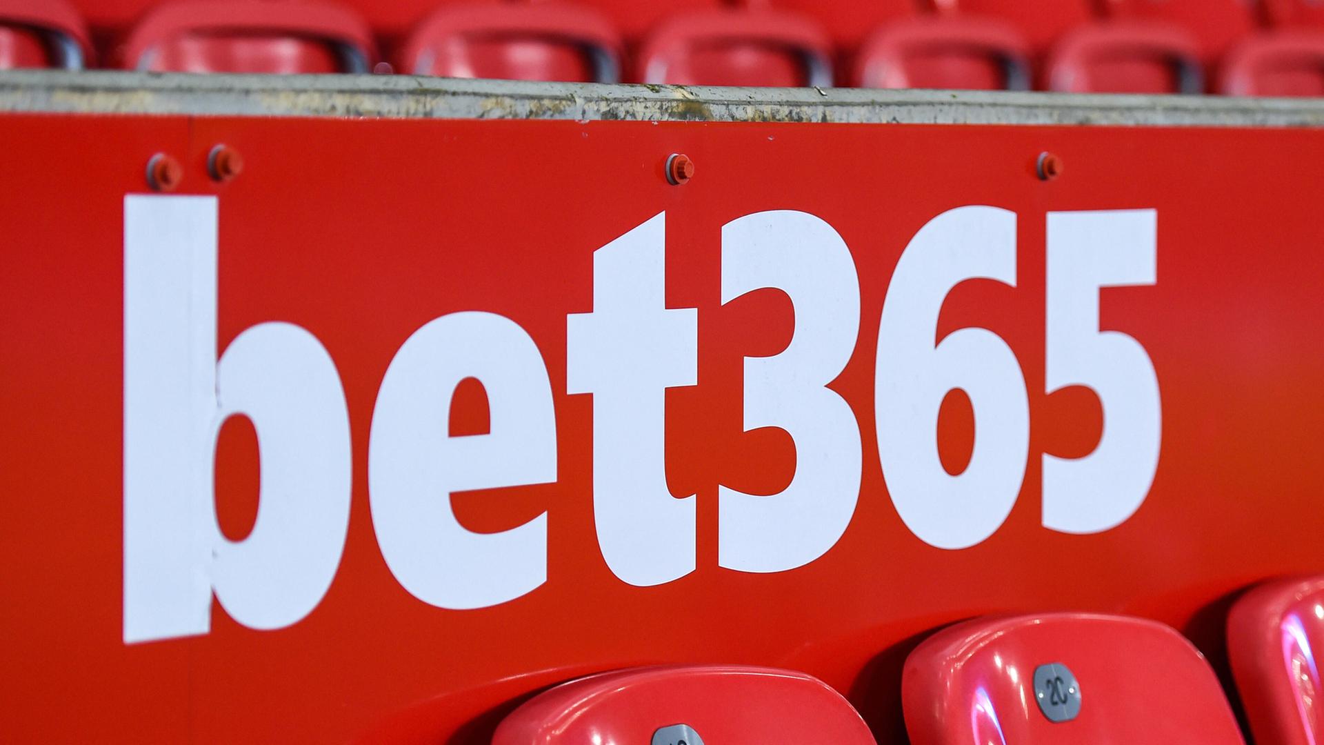 Ein bet365-Logo im Stadion Stoke-on-Trent, England. | picture alliance / Sipa USA
