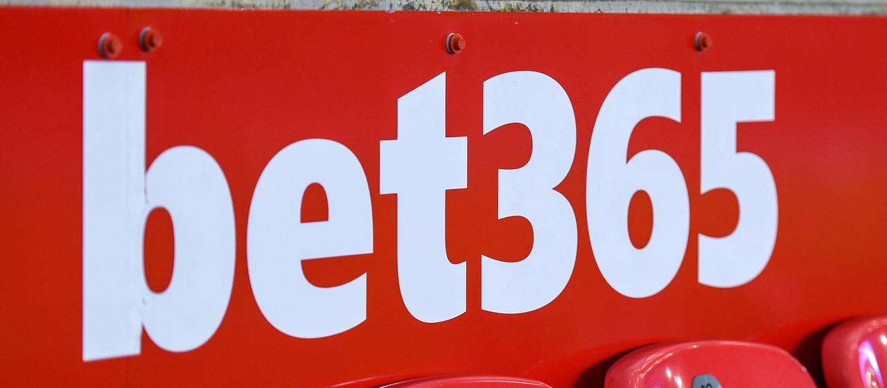 Ein bet365-Logo im Stadion Stoke-on-Trent, England.