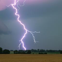 Ein Blitz leuchtet über einer Landschaft in Brandenburg auf (Archiv)