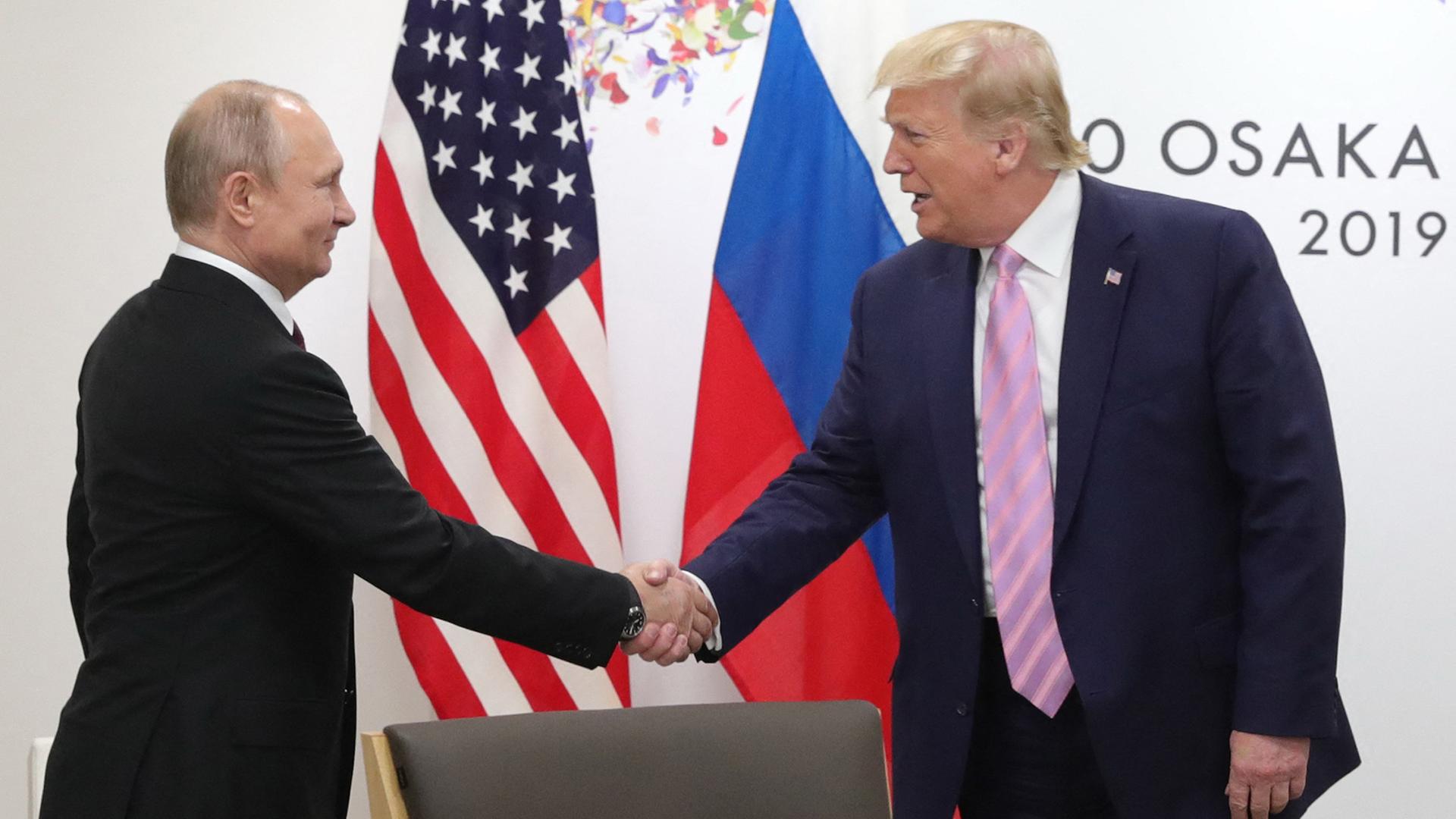Wladimir Putin und Donald Trump beim G20-Gipfel in Osaka im Juni 2019. | AFP