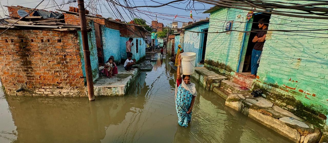 Eine Frau watet in Kanpur (Indien) durch das Hochwasser in ihrer Nachbarschaft. (Archivbild: 22.09.2026)