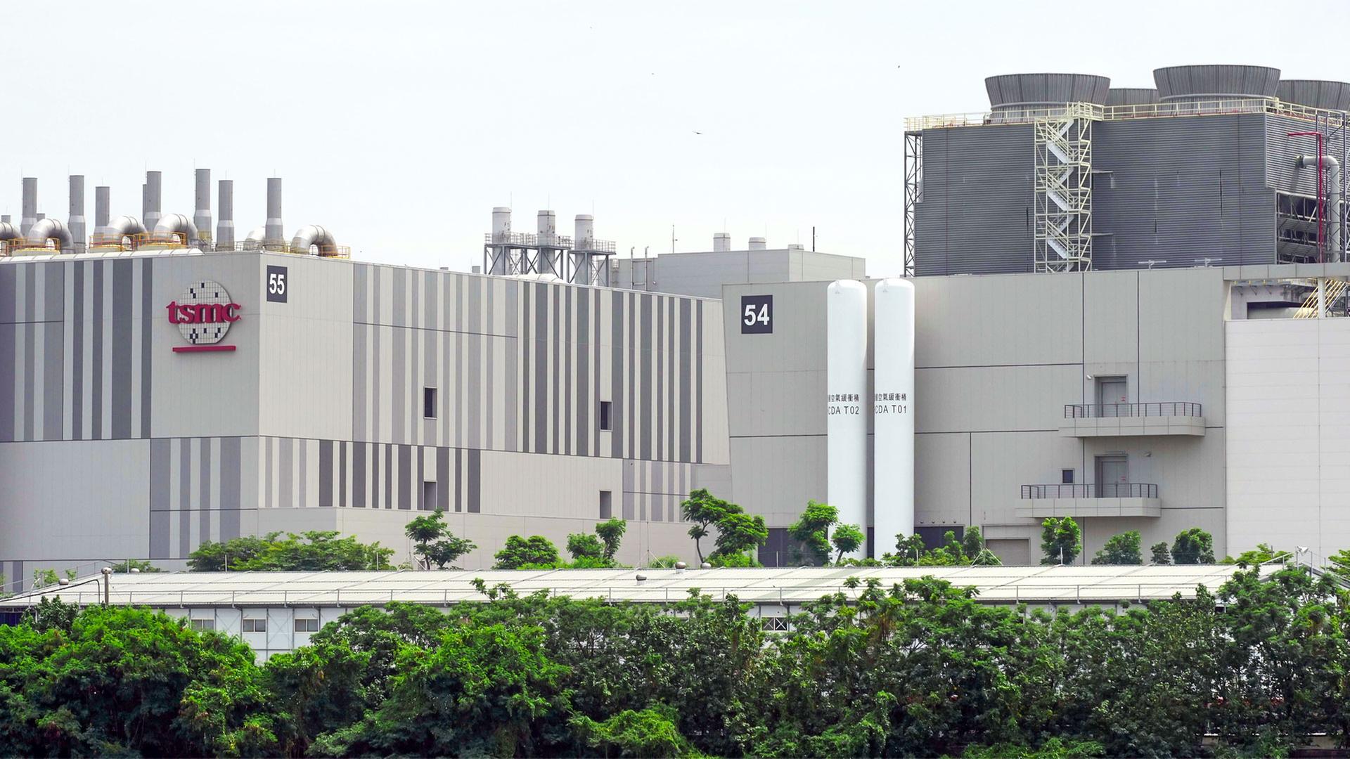 Halbleiterwerk von TSMC in einem Vorort von Tainan, Taiwan  | picture alliance / ASSOCIATED PR