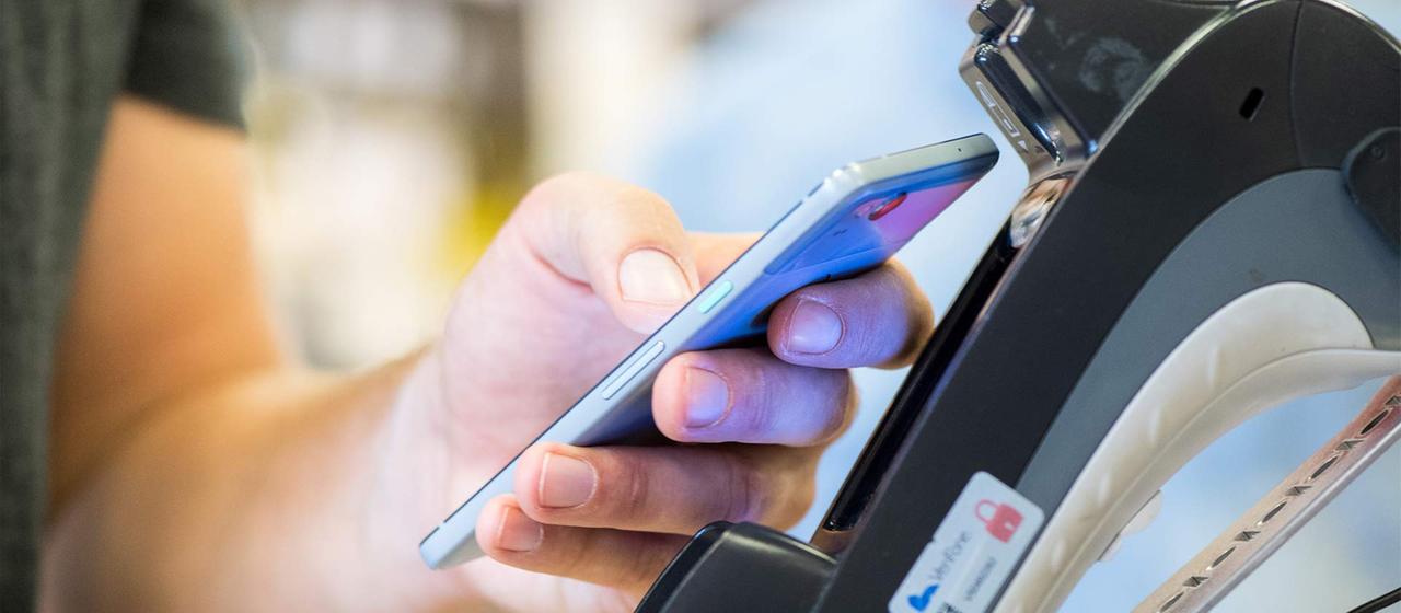 Ein Smartphone wird an einen Bezahl-Terminal gehalten. | picture alliance/dpa/dpa-tmn Ein Smartphone wird an einen Bezahl-Terminal gehalten.