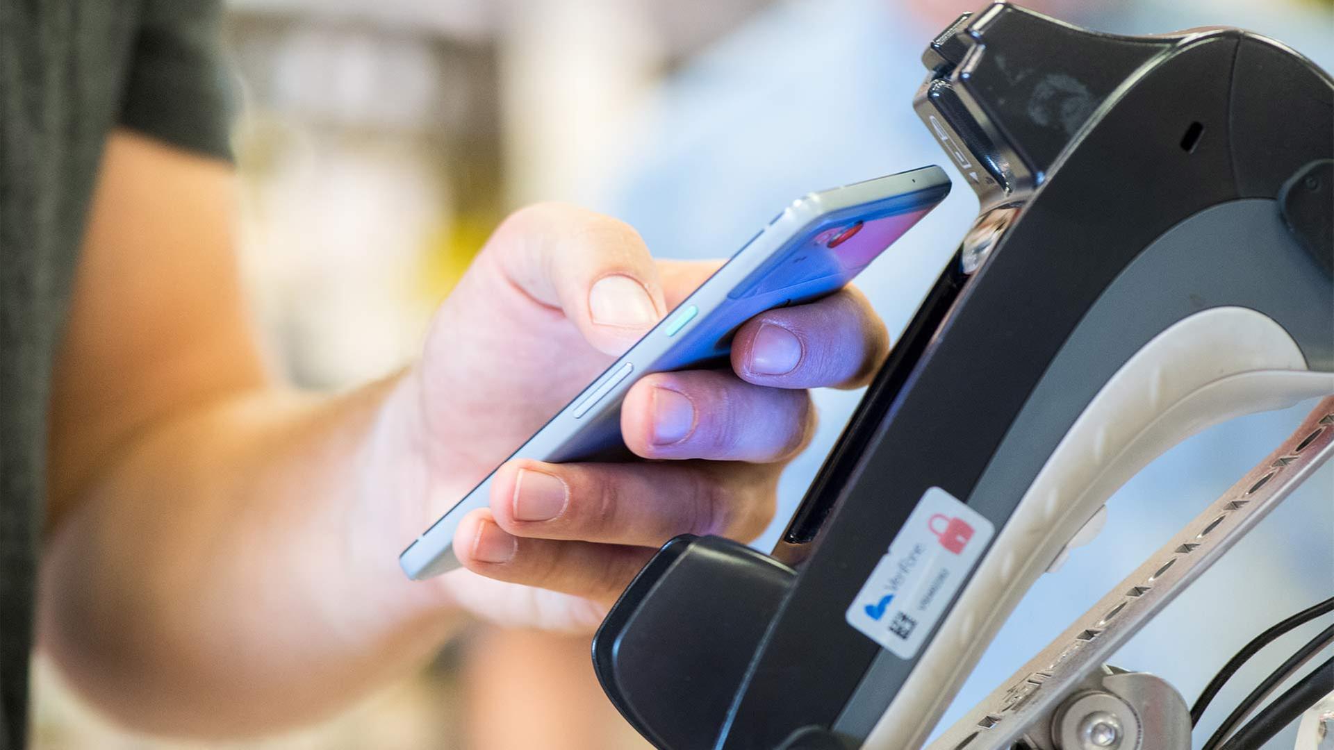 Ein Smartphone wird an einen Bezahl-Terminal gehalten. | picture alliance/dpa/dpa-tmn
