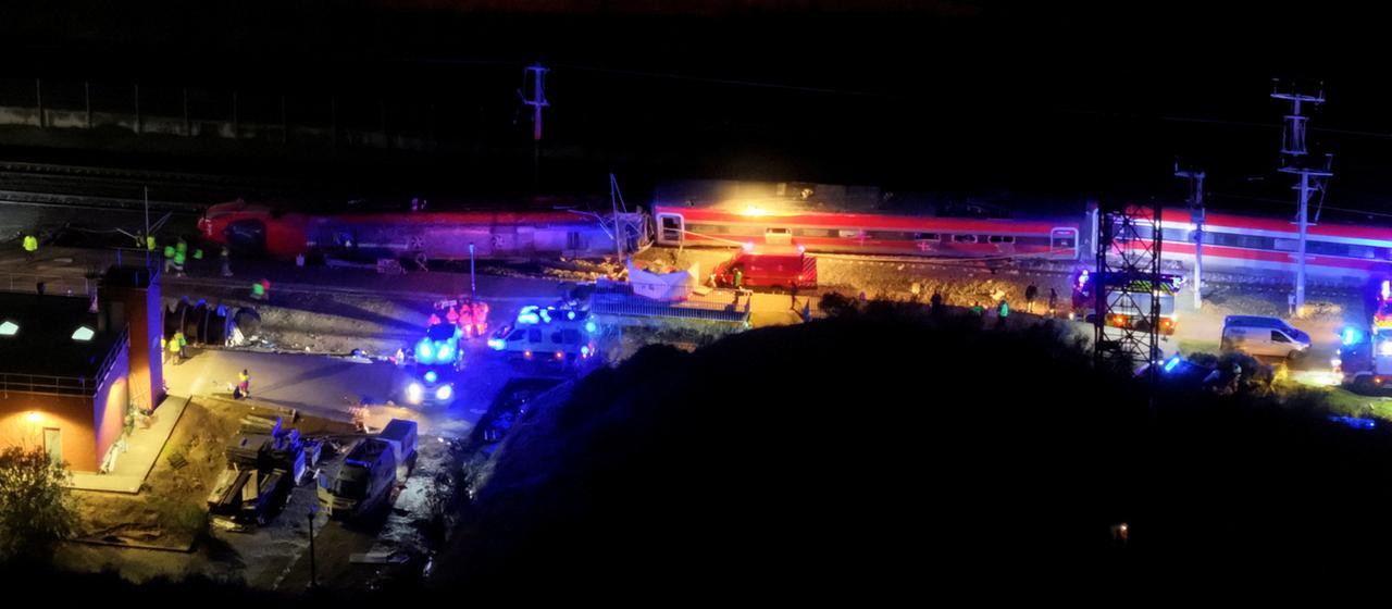 Drohnenansicht der Rettungsarbeiten nach einem Zugunglück in Spanien