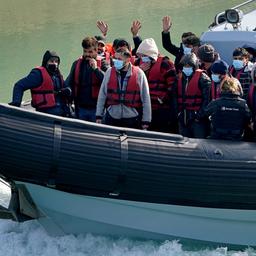 Menschen in einem kleinen Boot im Ärmelkanal in Dover, Großbritannien.