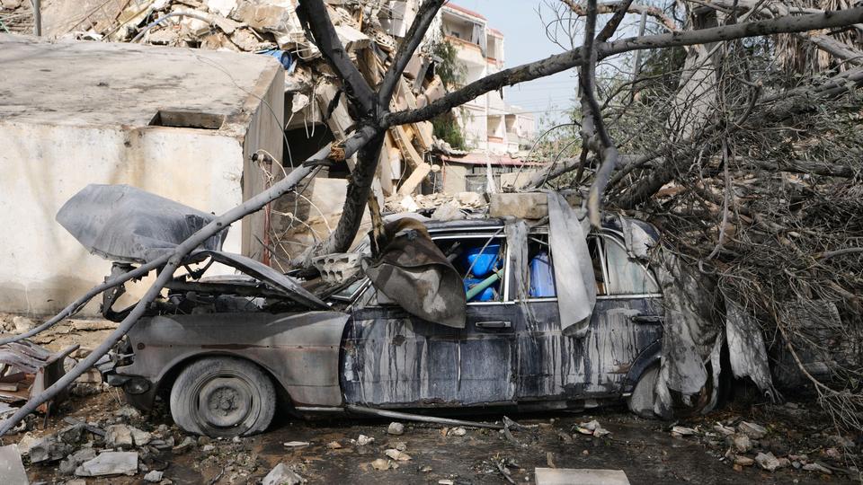 Trümmer bedecken ein Auto nach einem Luftangriff in Tyros am 04.04.2026.