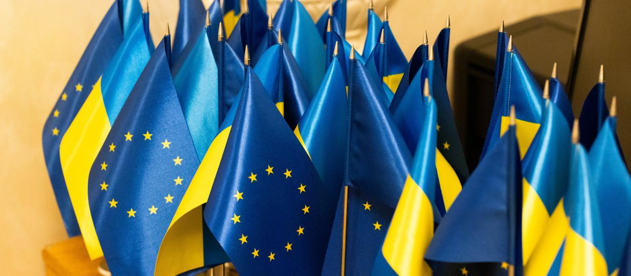 Kleine ukrainische und europäische Flaggen sind auf einem Tisch zu sehen