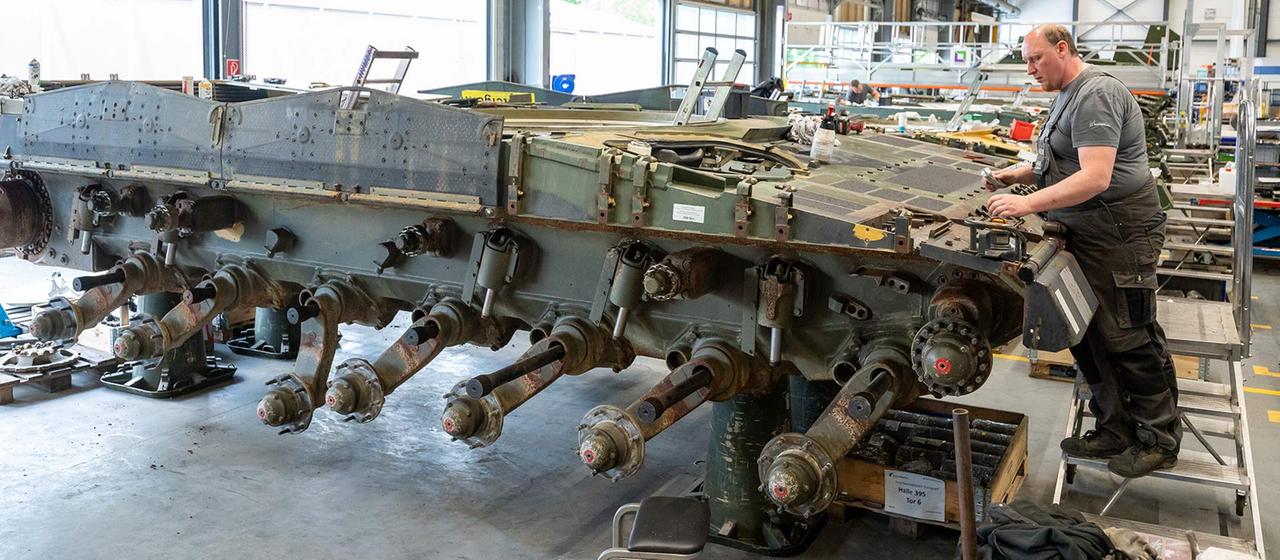  Kampfpanzer stehen zur Aufbereitung in einer Halle von Rheinmetall.
