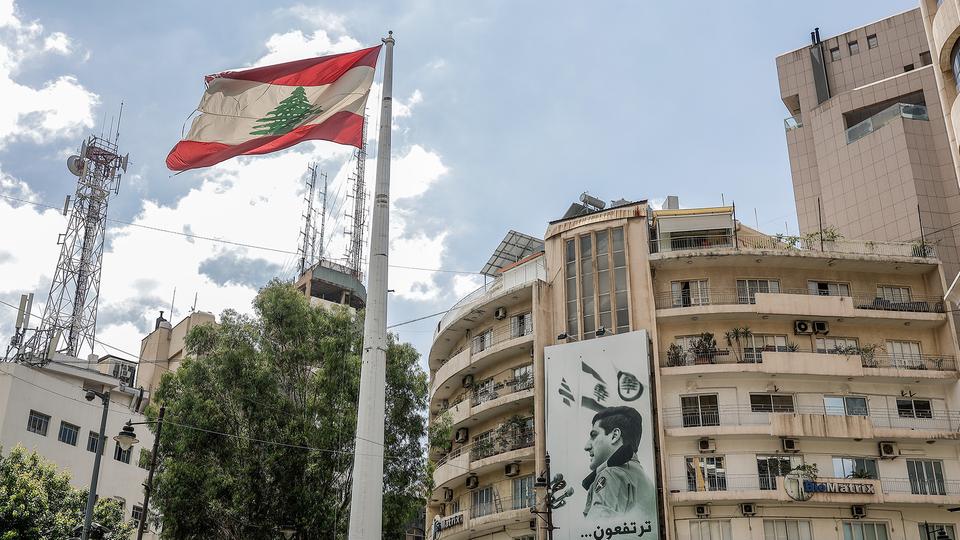Eine libanesische Flagge ist in Beirut gehisst.
