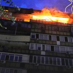 Ein Feuer brennt in einem Wohnhaus nach einem russischen Angriff in Kiew, Ukraine, am frühen Donnerstag, 10.7.2025.
