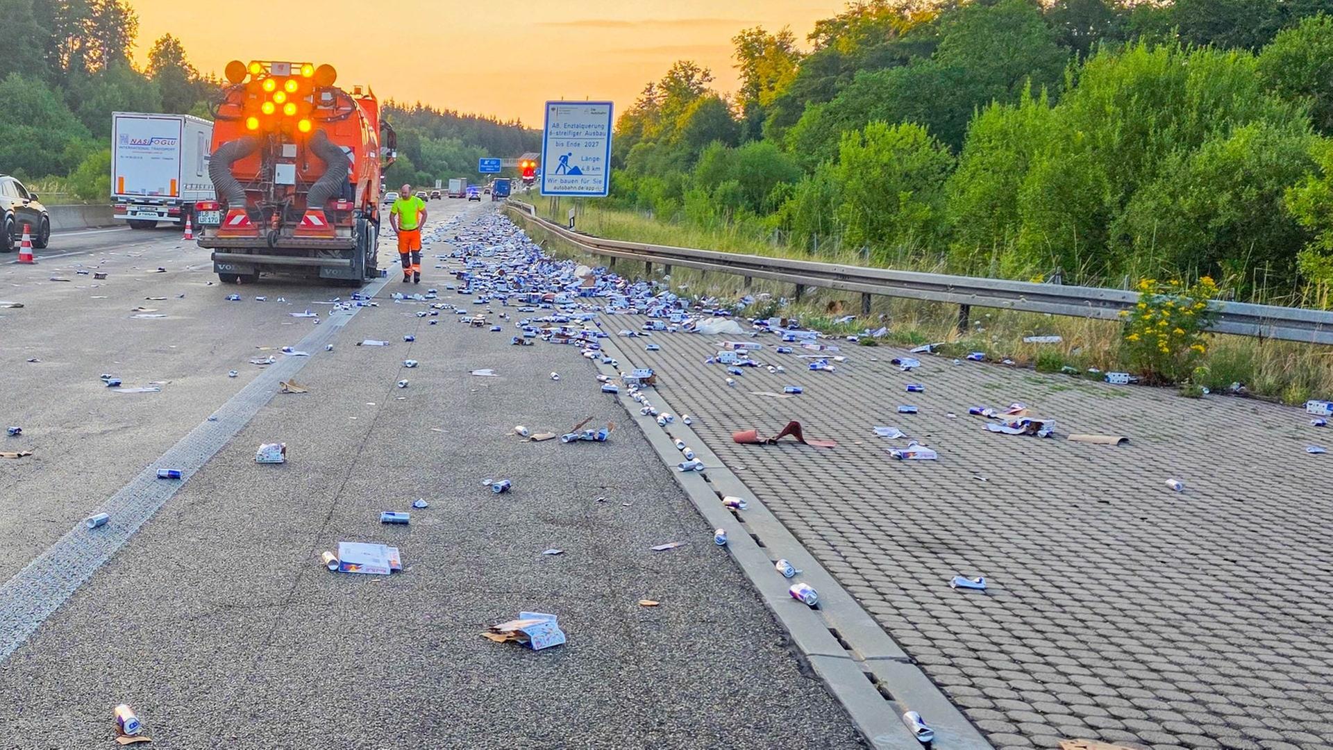 高速道路A8でエナジードリンク大量流出！トラックの積み荷が散乱
