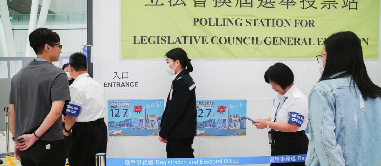 Menschen stehen vor einem Wahllokal in Hongkong | dpa Menschen stehen vor einem Wahllokal in Hongkong