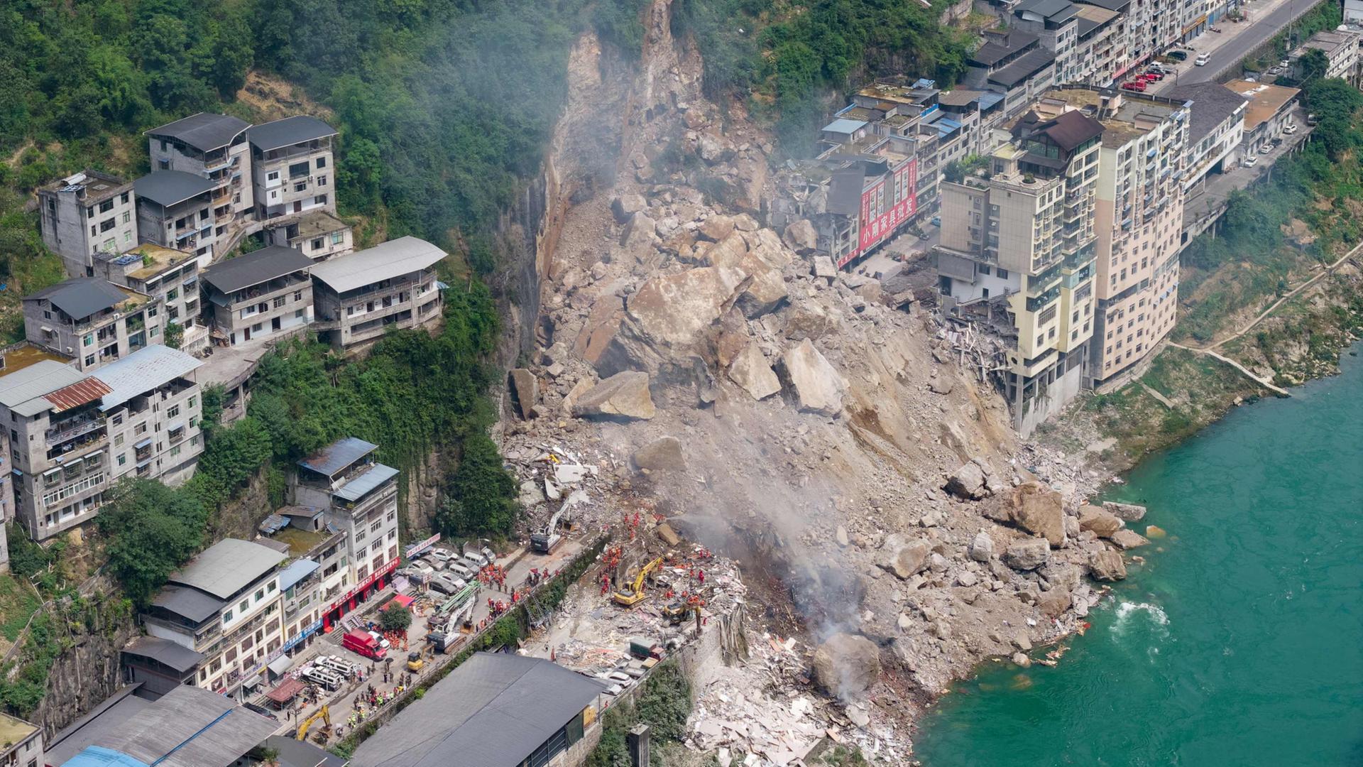 Hilfskräfte im Einsatz nahe dem Erdrutsch in der chinesischen Region Pengshui | AFP