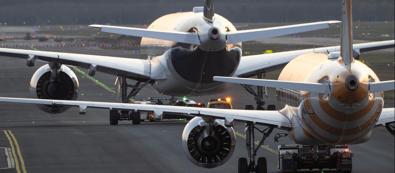 Zwei Flugzeuge auf einem Rollfeld des Frankfurter Flughafens.