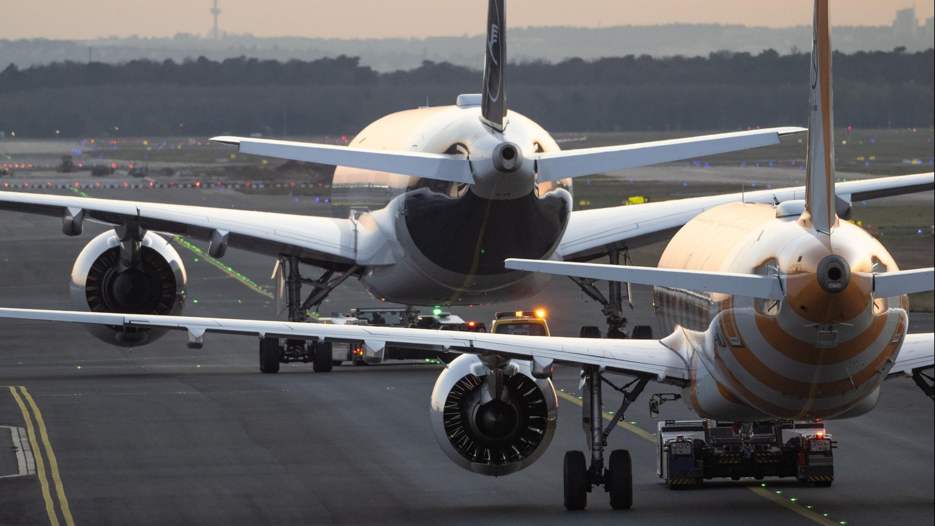 Zwei Flugzeuge auf einem Rollfeld des Frankfurter Flughafens. | Boris Roessler/dpa