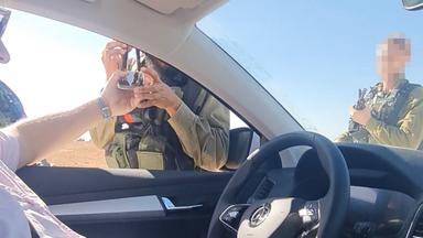 Soldaten bedrohen das in einem Auto sitzende ARD-Team im Westjordanland