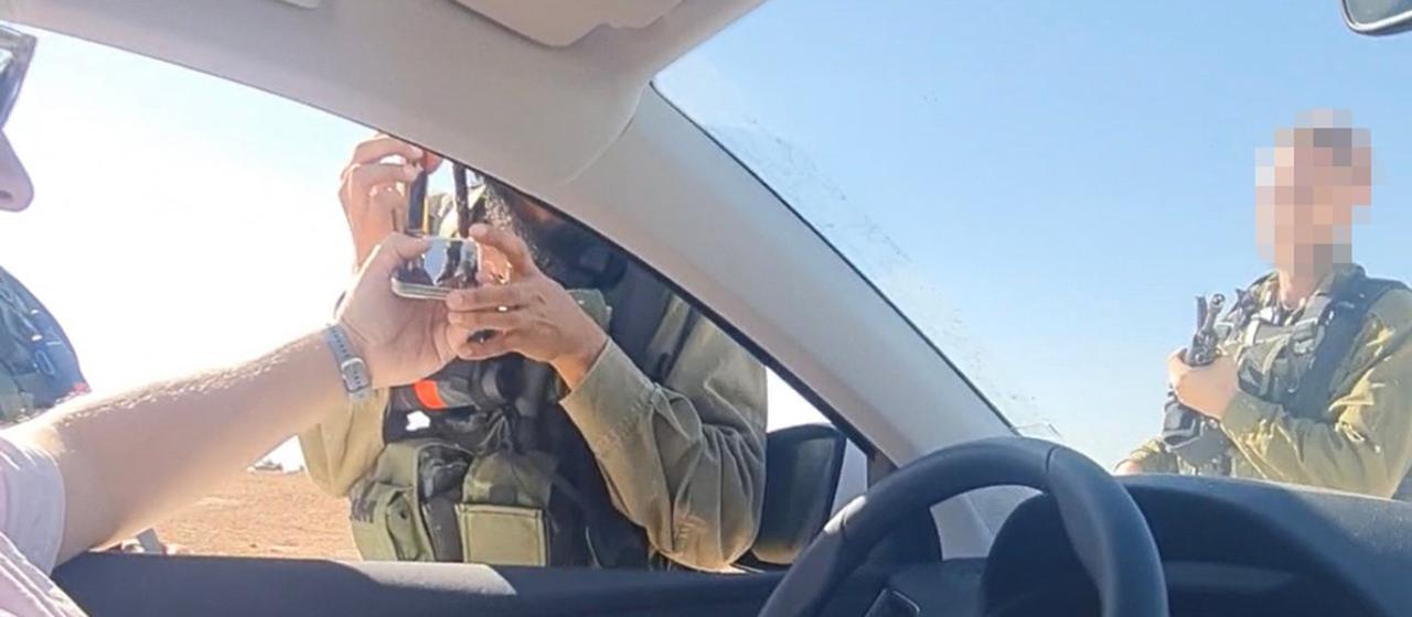Soldaten bedrohen das in einem Auto sitzende ARD-Team im Westjordanland