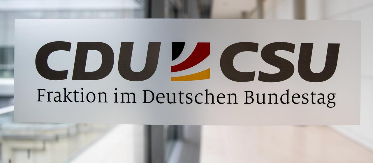 Schild der Unionsfraktion im Bundestag