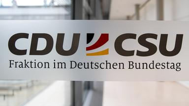 Schild der Unionsfraktion im Bundestag