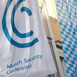 Eine Fahne der Münchner Sicherheitskonferenz weht vor dem Tagungshotel "Bayerischer Hof".