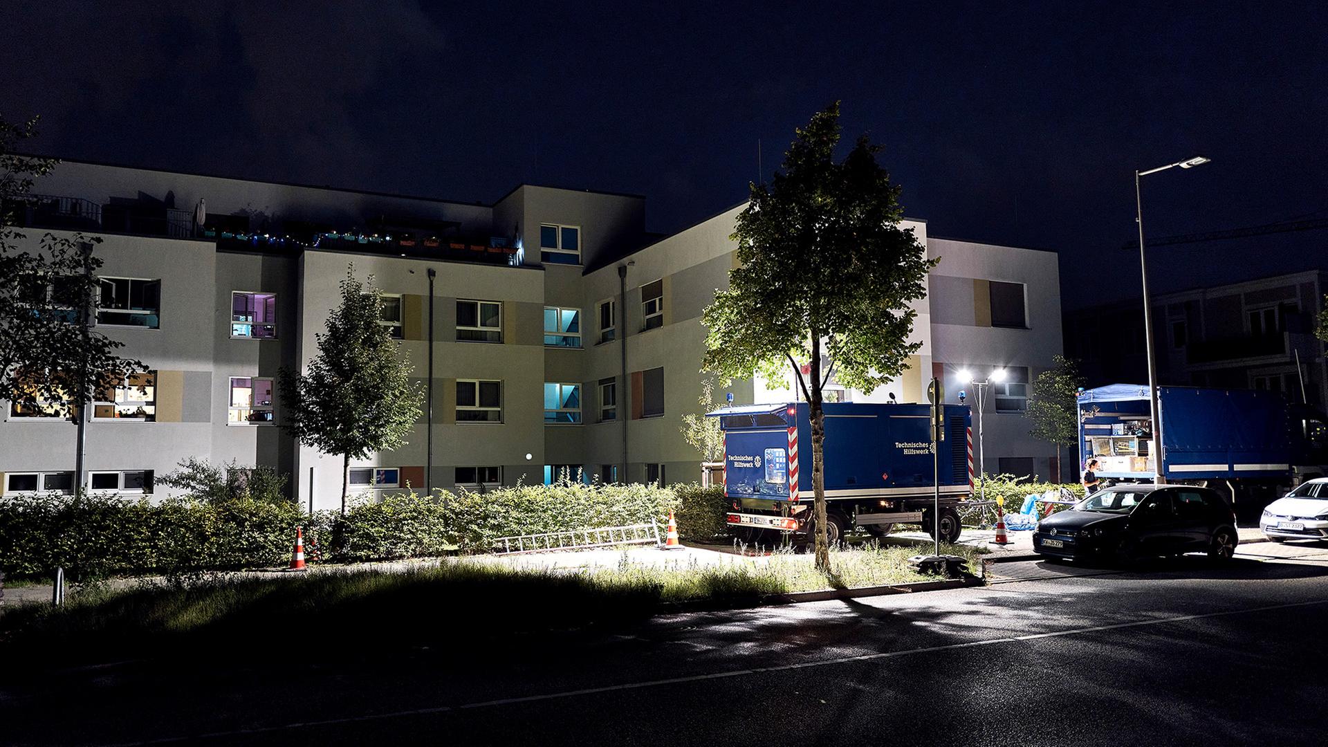 Das Technische Hilfswerk (THW) versorgt das Johanniter-Stift Berlin-Johannisthal mithilfe eines Stromgenerators mit Energie. (Quelle: dpa/Michael Ukas) | dpa/Michael Ukas