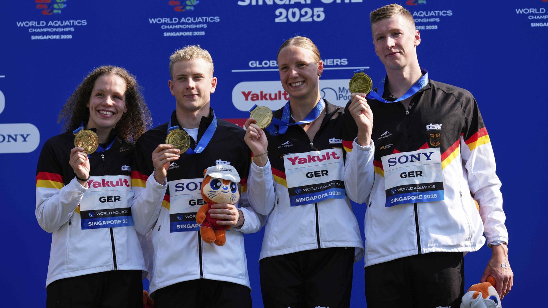 Die deutschen Goldmedaillengewinner (v.l.) Celine Rieder, Oliver Klemet, Isabel Gose und Florian Wellbrock auf dem Podium nach dem 4x1500-Meter-Finale im Freiwasserschwimmen | dpa