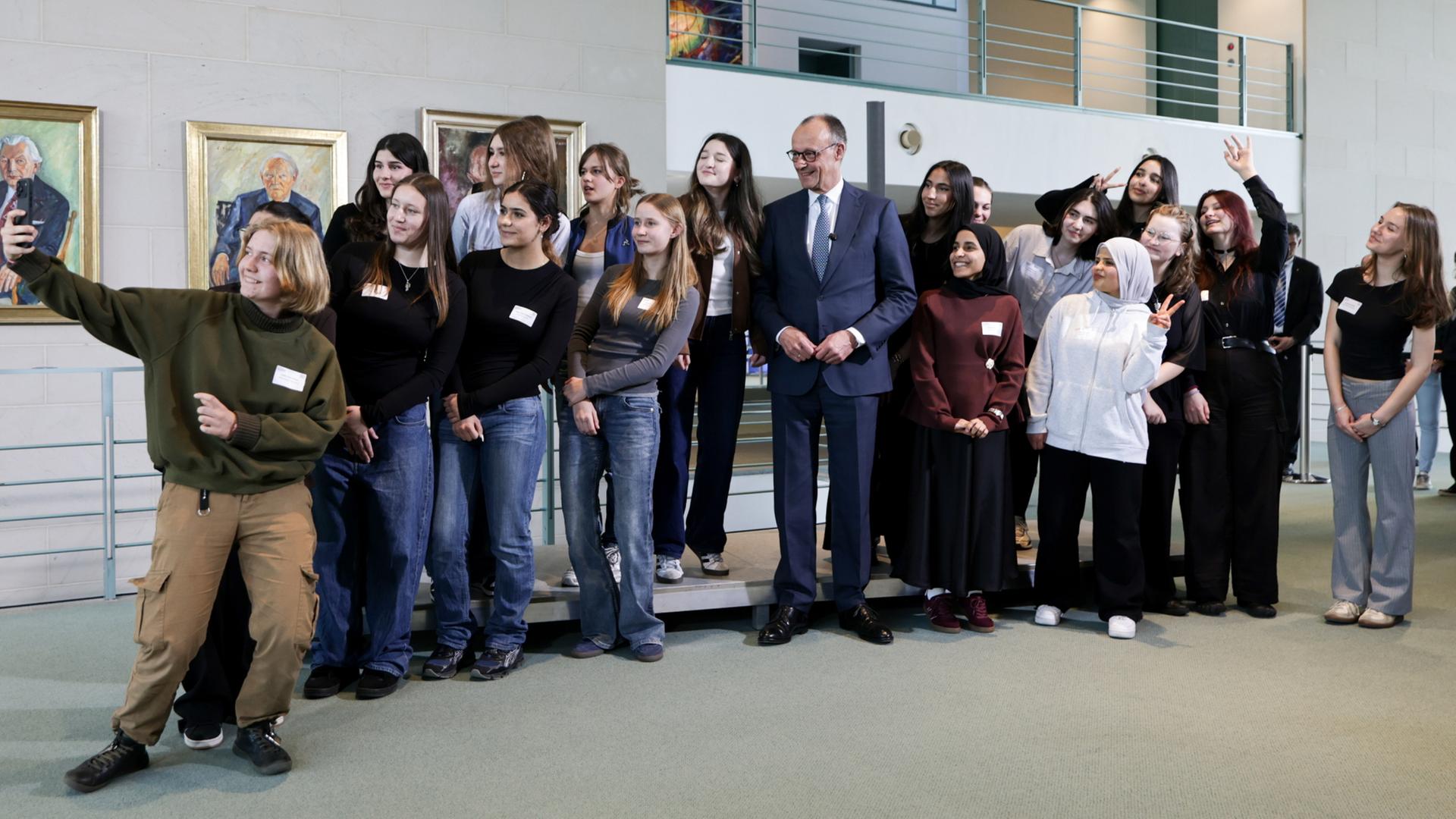 Friedrich Merz empfÃ¤ngt SchÃ¼lerinnen im Bundeskanzleramt. | EPA