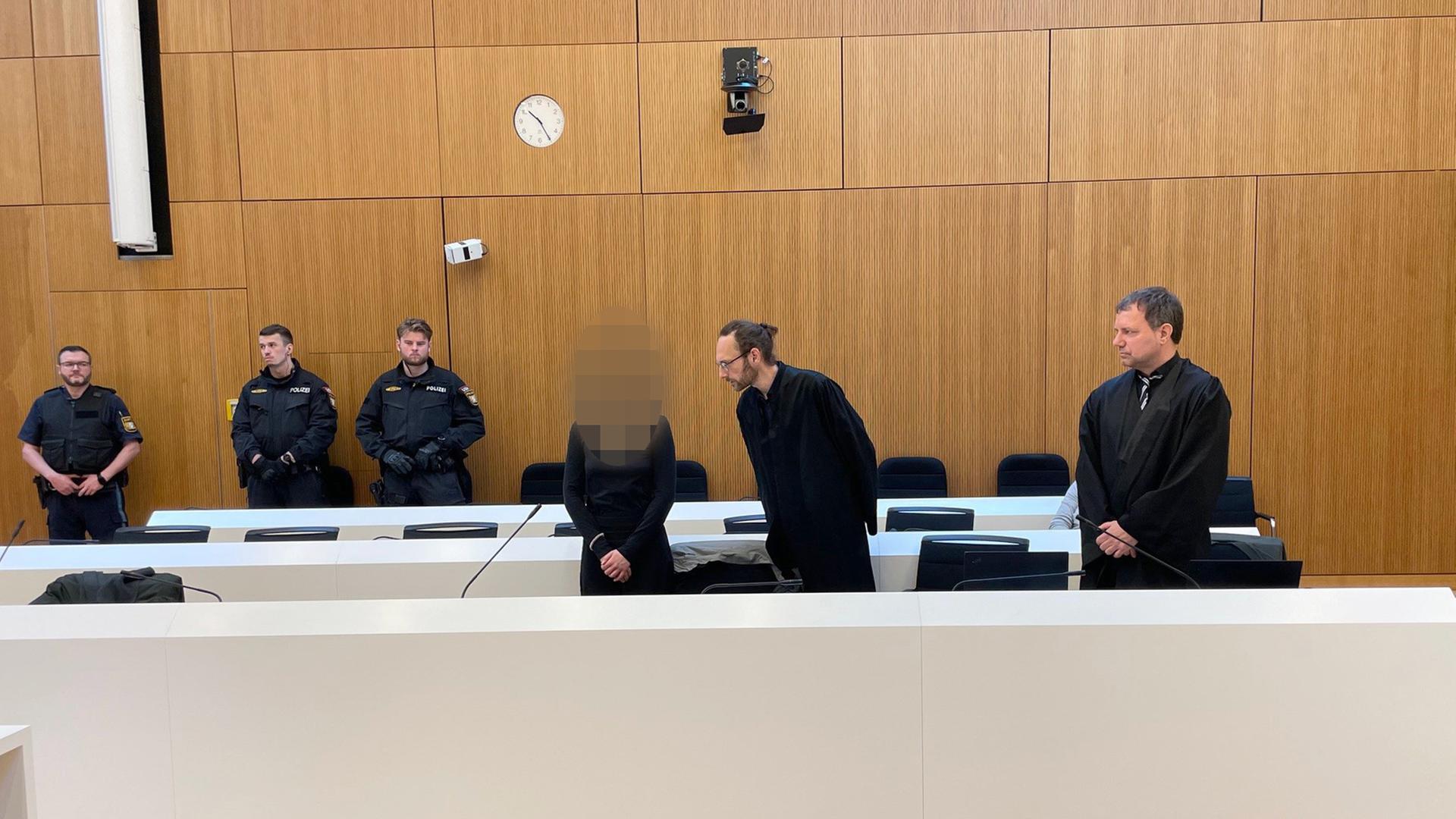 Die Angeklagte Hanna S. (M) steht am 19.02.2025 beim Prozessauftakt im Gerichtssaal. | dpa