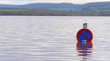 Ein Schild steht im Hochwasser auf dem Campingplatz an der Talsperre Kelbra in Thüringen.